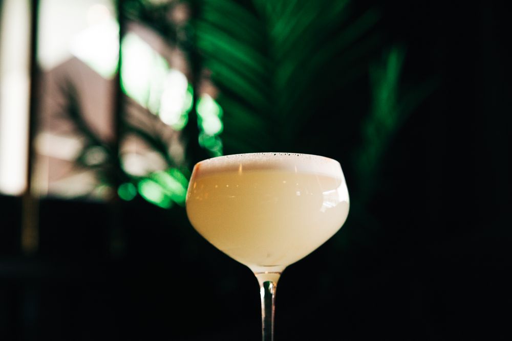 Holy Smokes! er tequila med granskuddinfusert Italicus, orgeat, mezcal, Angostura, lime og eggehvite.