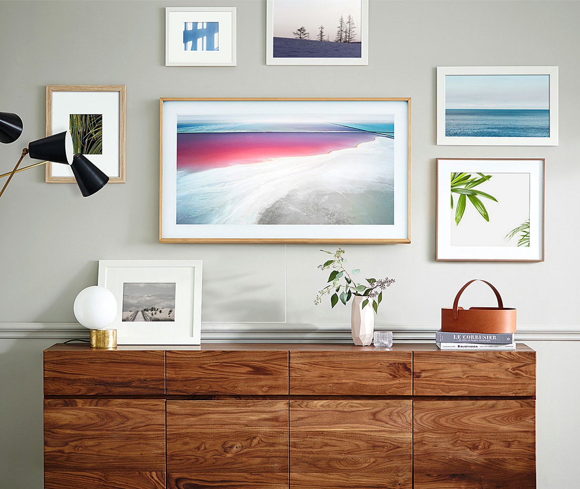 Samsungs nye TV-konsept, The Frame, kommer nå i 43 tommer. Foto: Samsung.