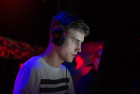 Henrik «Becker» Becker spiller for Temp.no. Her under finalen mot BX3 på Gigacon 2017.