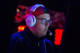 Haris «h4rr3» Hadzic på scenen på Gigacon 2017.