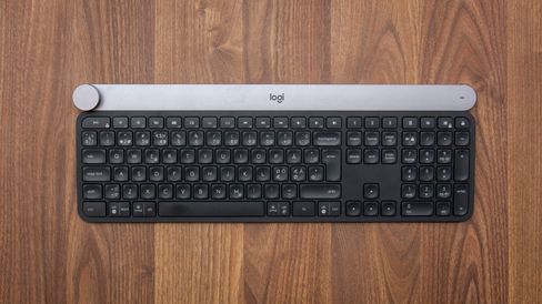Det er et pent tastatur, men det tok ikke lang tid før vi fikk slitasje på belegget. Gjett hvilken tommel undertegnede bruker på mellomrom-knappen liksom...