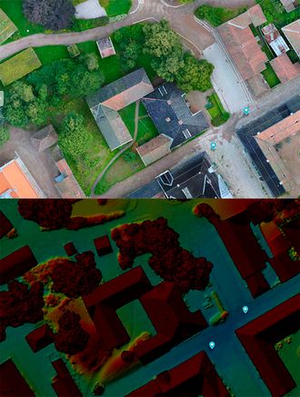 Bildene viser et utsnitt av 3D-modellen. Det nederste bildet viser høyden på terrenget der rødt er høyest i terrenget og blått er lavest. Kummene, som ligger der de blå markørene er, ligger altså på de laveste punktene av museumstomten.
