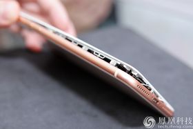 Slik så telefonen til den taiwanske iPhone-kunden ut etter at hun hadde ladet den med den medfølgende adapteren.