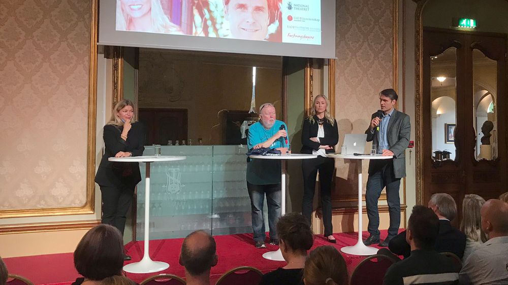 Fra venstre: Møteleder Linn Stalsberg, universitetslektor Gisle Hannemyr, jurist Heidi Bentzen og professor i medisin Ole Andreassen stilte til frokostmøte på Nationaltheatret.