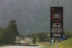 STOPP: Når dette skiltet er aktivt, gjeld det også varebilar, seier Frækaland.