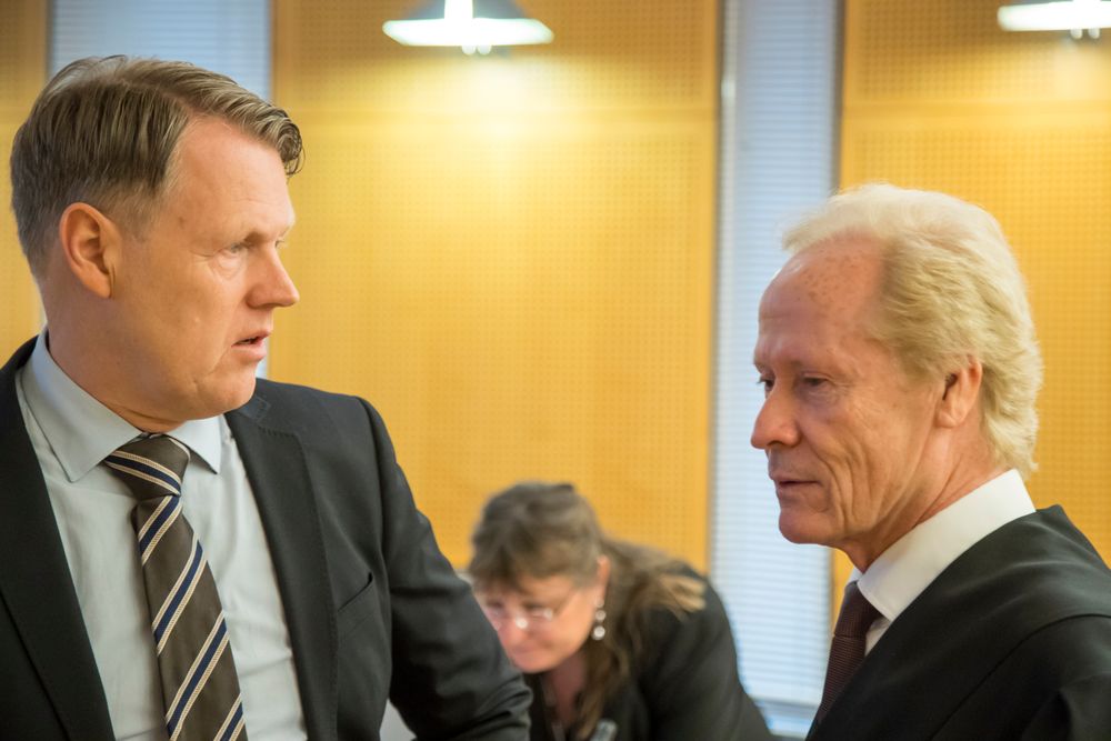 Hjernekirurg Per Kristian Eide og hans advokat Per Danielsen i Oslo tingrett i forbindelse med en annen sak.