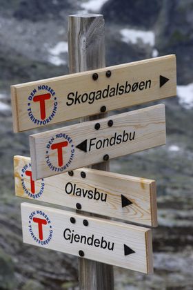 SKILTET: Den Norske Turistforening har hundrevis av hytter i den norske fjellheimen.