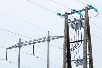 Strømkabler strekker seg fra mast til mast på Skeikampen i Oppland.