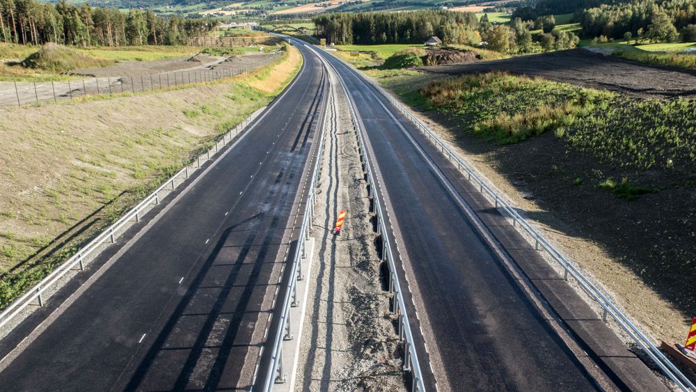 Rapporten konkluderer med at enfeltsveier med midtrekkverk slites 60 prosent raskere enn veier uten midtrekkverk.