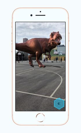 Det samme AR-monsteret så vi i London, men da var det plassert på et bord. Foto: Apple.
