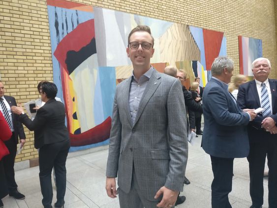 NY PÅ TINGET: Nicholas Wilkinson i vandrehallen.