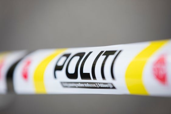 POLITI: – Ulovlig passering medfører straffeansvar, jf. Politiloven §30, står det på sperrebåndene. Som før.