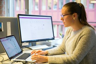 Katrine Øverlie Svela jobber blant annet med integrasjon av LinkedIn i Outlook.