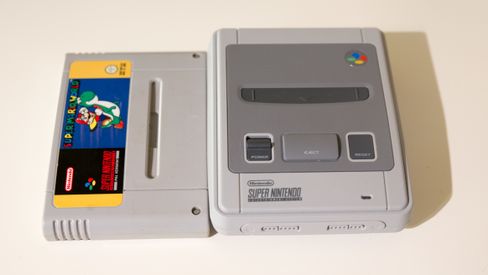 Så stor er konsollen i forhold til en Super Nintendo-kasett.