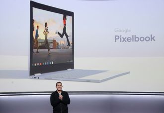 Googles Matt Vokoun viste fram den nye kombinerte bærbare datamaskinen og nettbrettet Google Pixelbook.