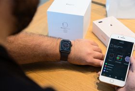 Apple Watch 3 settes opp i Apple Store på 5th Avenue i New York i USA. Foto: Apple.