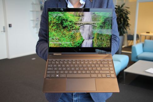 Skjermen har gode farger og oppleves som krystallklar. Tastaturet er som hos forgjengeren veldig godt og pekeplaten jevn og presis.