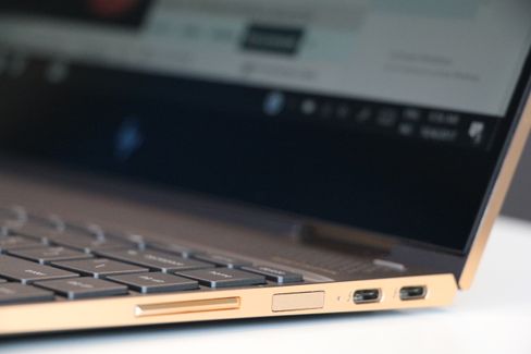 Du kan logge inn på tjenester og i Windows med enten denne fingeravtrykkleseren eller med ansiktet ditt ved hjelp av IR-kamera i front av maskinen.
