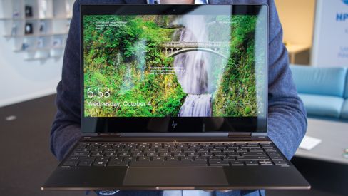 Det er mer til nye Spectre x360 enn du ser ved første øyekast. Blant annet kan du viske ut det som vises på den flotte, sprakende skjermen for sidemannen ved å trykke på en tast.