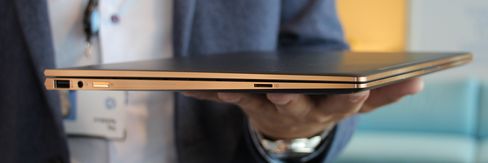 Spectre x360 har en vanlig USB-port i tillegg til to moderne USB Type-C-porter.