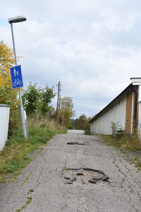 HELT HULLETE: Denne kommunale veien ved Vangen borettslag, rett etter at du har kjørt under toglinjen ved Greverud skole på Oppegård syd, er full av hull.