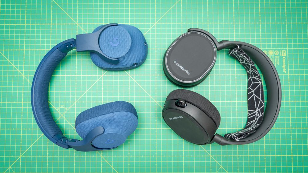 Logitech G433 til venstre, SteelSeries Arctis 5 til høyre. Begge er kablede, men vi har tatt kablene av for bildet.