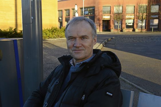 IKKE FORNØYD: – Det er ingen god følelse å måtte vente på toget, og enda verre er det at kundene må vente, sier Isaksen.