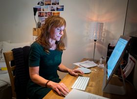 Kritiker Anki Gerhardsen (50) fra sitt hjemmekontor i Bodø.