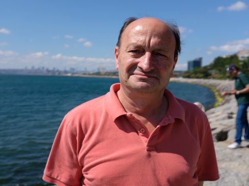 Journalist Cem Öner trives i Istanbul-bydelen Moda. Men nå prøver han lykken som frilanser i London.