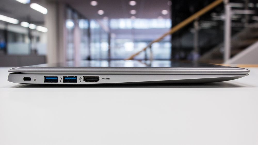 Maskinen er 1,7 cm tykk og har to USB 3.0-porter, en HDMI-inngang. På andre siden finner du inngang for hodetelefoner og lader.