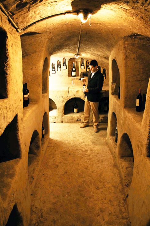 Bersanos vinmaker Roberto Morosinotto i vinkjelleren på San Pietro som ligger i DOCG-et Ruchè di Castagnole Monferrato.