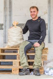 LÆRDALSPOTETER: Bjørn Hesjevoll Winge selde poteter på haustmarknaden i Gaupne.