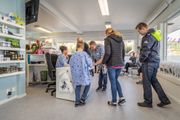 NY DYREKLINIKK: Under opninga laurdag var det mange på besøk. Fleire bestilte time til kjæledyra sine.
