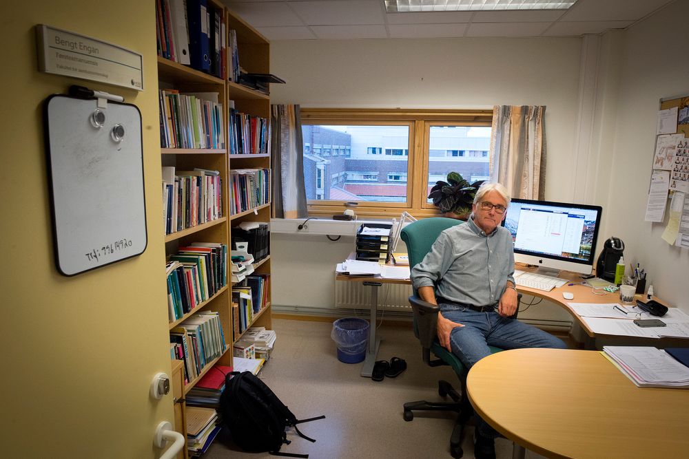 Førsteamanuensis Bengt Engan på sitt kontor ved Nord universitet.
