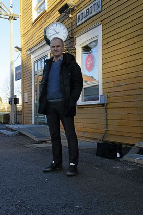NEDE PÅ STASJONEN: Her tar Isaksen toget hver morgen, med mindre han tar buss inn til Oslo.