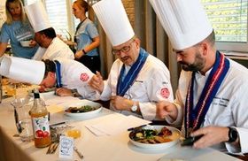 DOMMERNE KIKKER OG SMAKER: Maten skal under lupen hos ekspertene!