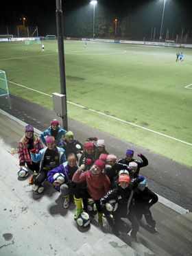 STOLTE: Golden Girls er tydelig stolte av at Oppegård har en så stor og fin cup!