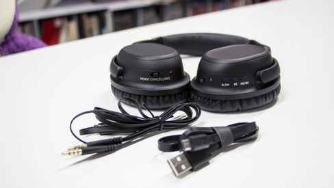 Det følger med ladekabel og minijack i pakken. Du får imidlertid ingen bæreveske.