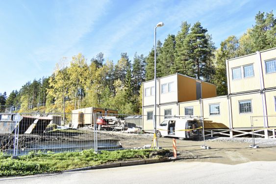 FORBEREDER: Det forberedende arbeidet er i gang, og brakker og gjerder er oppe. Det er ikke lenge til selve byggingen starter, og hvis alt går etter planen, skal det stå ferdig januar 2019.