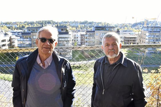 MENER KOMMUNEN TRÅKKER PÅ NABOENE: Lars Kleivan og Halvor Eikeland, som representerer sameiene vi ser bak dem på bildet, mener kommunen har neglisjert naboene, unngått all form for dialog. De sier byggingen bør utsettes til klagene fra nabovarselet er behandlet.