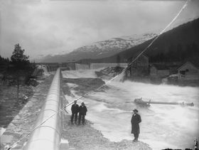 KRAFTREVOLUSJONEN: Fylkesmann Ingolf E. Christensen var våren 1914 uroa for at elektrisitetsutbygginga i fylket gjekk for sakte. Somme stader var ein i full gang, og same året kom kraftverket i Kviafossen i Eidselva i drift. Til høgre for demningen ligg det ei sag, ei kvern og ei sag til.