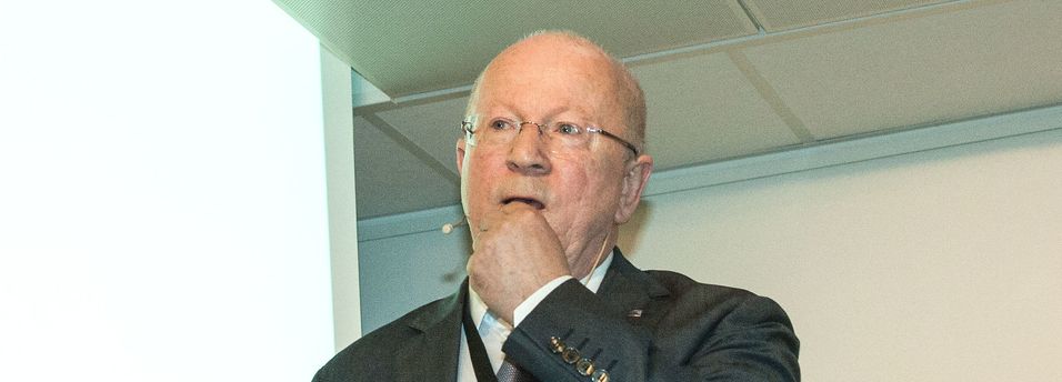 Direktør Torstein Olsen i Nasjonal kommunikasjonsmyndighet har lenge ønsket seg flere alternative fibernett. Nå har regjeringen svart ved å bevilge penger både til pilotprosjekt for alternativt kjernenett og tilskudd til flere utenlandskabler.