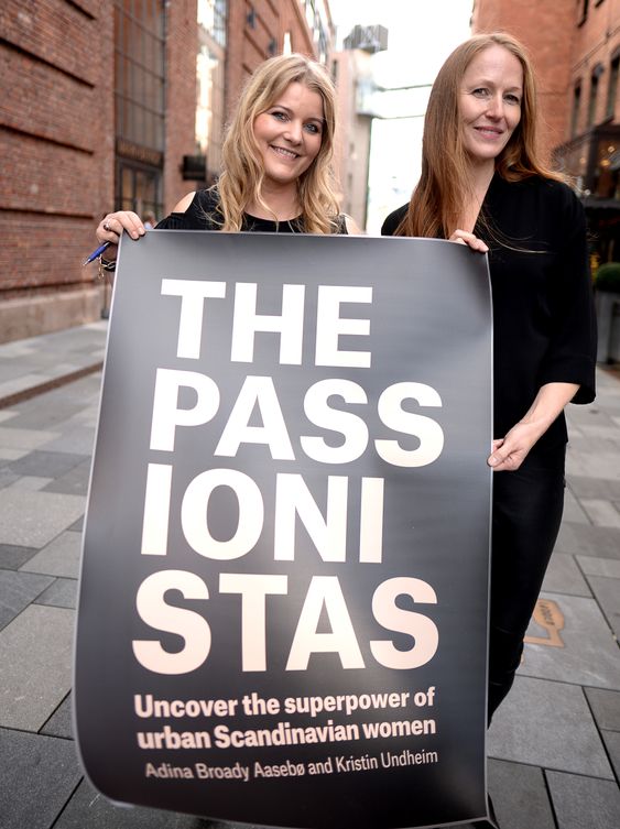 Kristin Undheim og Adina Broady Aasebö med det som skal bli forsiden på deres nye bok.