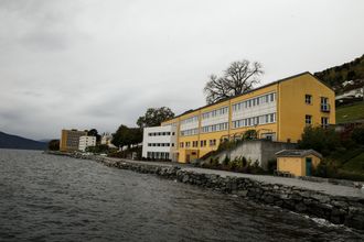 Holder til her: I dette bygget på Leikanger, rett ved Sognefjorden, holder Difi til. Dette er et eksempel på desentralisering av statlige arbeidsplasser.
