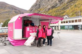 RUNDREISE: Den rosa sløyfe-bussen reiser rundt i heile landet for å informere om brystkreft. Denne veka var det stopp i Årdal.