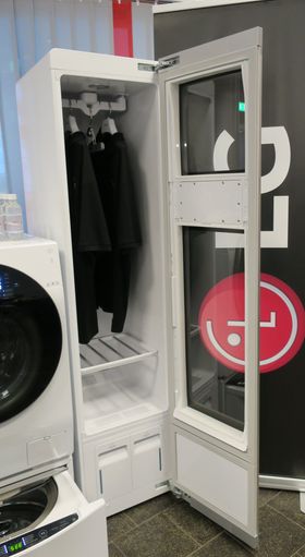 LG Styler har en henger med plass til noen få plagg, samt en liten hylle til diverse.