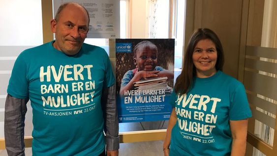 LOKAL POST: Sogndalordførar Jarle Aarvoll (Ap) og Vibeke Johnsen (SV) ringte i dag rundt til det lokale næringslivet for å sikre støtte i arbeidet med å tilby utdanning til ungar i krig.