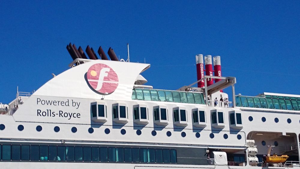 Eksosen fra LNG-motorene om bord på Stavangerfjord og Bergensfjord er fri for svovel og sot og dermed ikke synlig. CO2-utslippene er ca. 25% lavere enn fra dieselmotorer og NOx-utslipp redusert med ca. 85%.