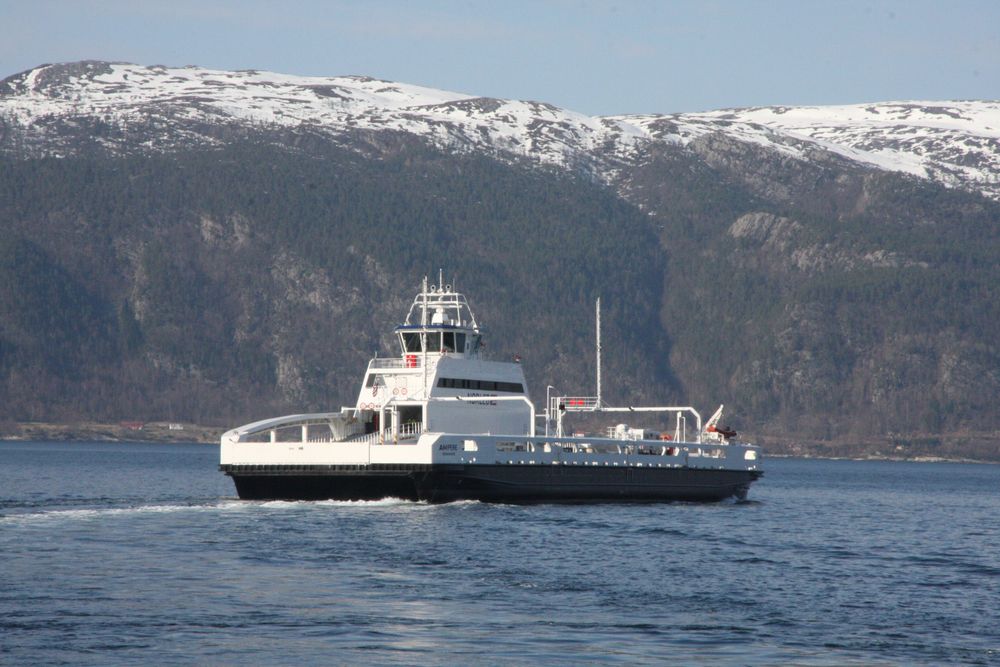 Batterifergen Ampere kryssser Sognefjorden på E39 Lavik-Oppedal.
