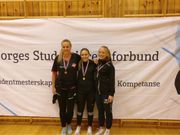 BORDTENNISJENTER: Heidi Olstad (Studentspretten) tok gull, Ester Flugstad Rygg (NIHI) tok sølv og Kristine Hansen (NIHI) tok bronse.